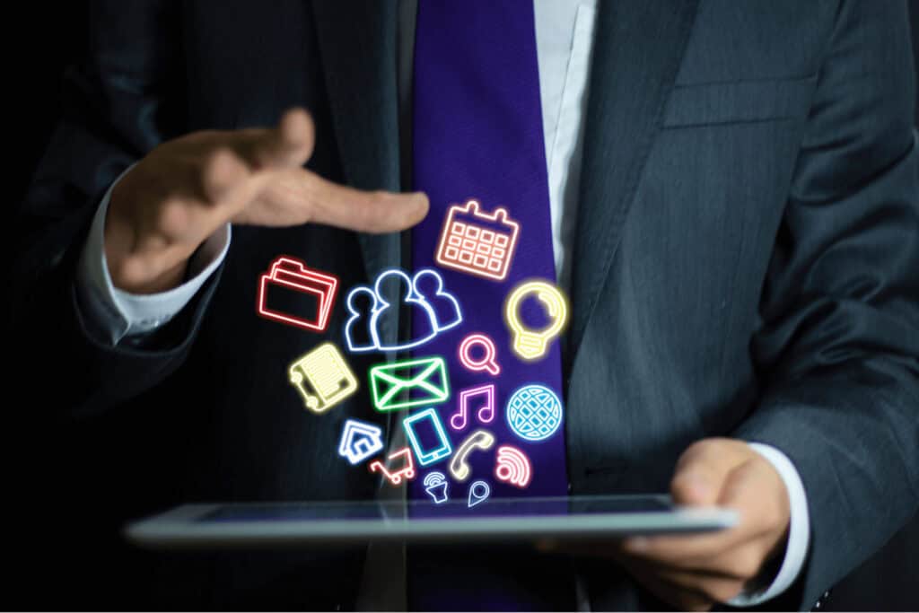 ¿Qué trabajos se pueden conseguir con un título en Marketing? Los mejores puestos 4 Un hombre controla un holograma de herramientas de marketing en el aire