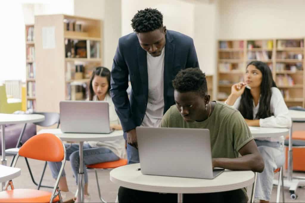 L'enseignant regarde le travail de son élève