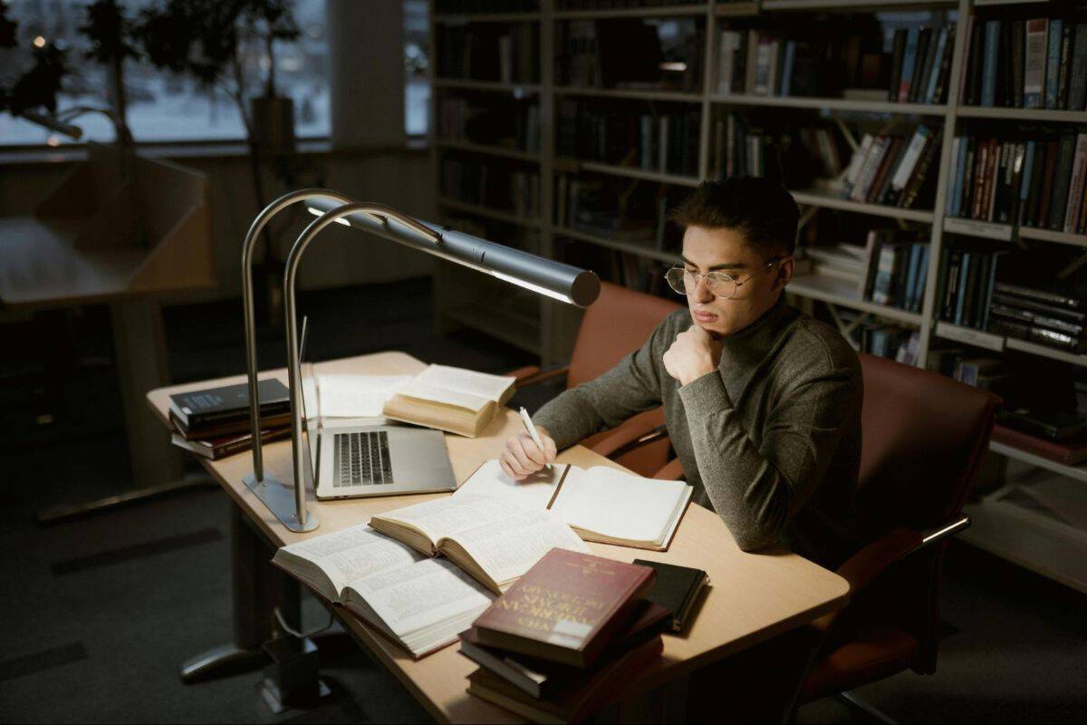 Homme étudiant sur son bureau