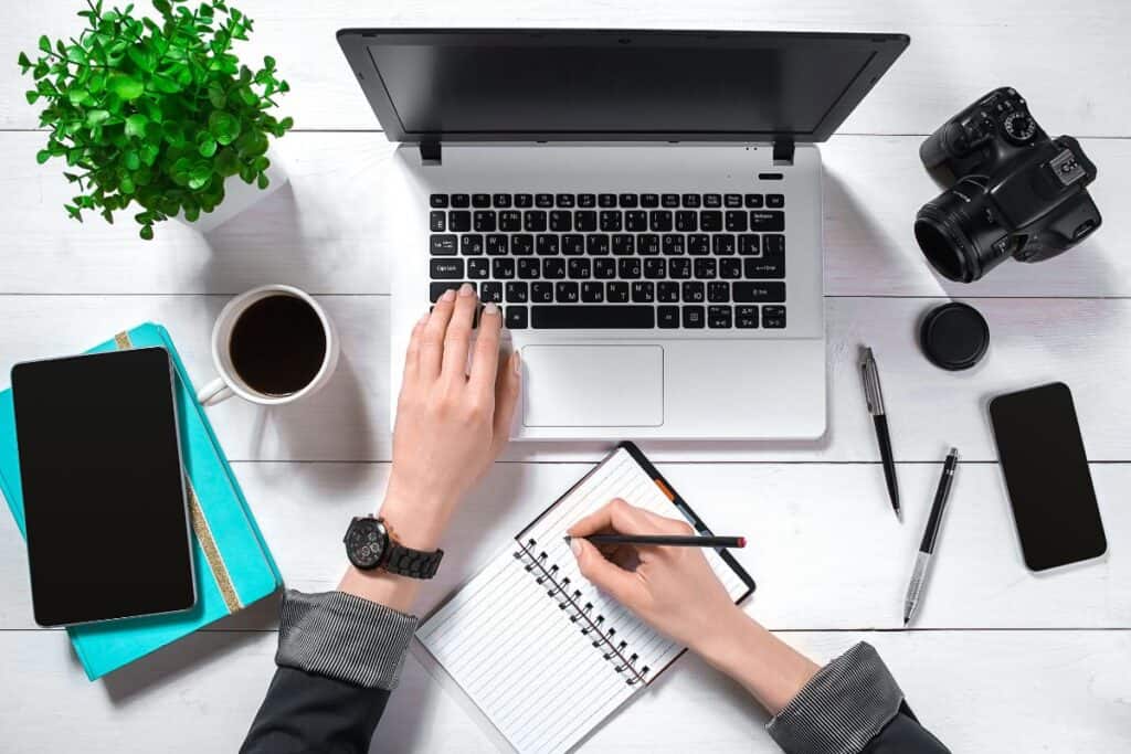 Automatisation du contenu : Boostez votre stratégie grâce à l'IA 4 Vue aérienne d'une femme d'affaires travaillant à l'ordinateur dans un bureau