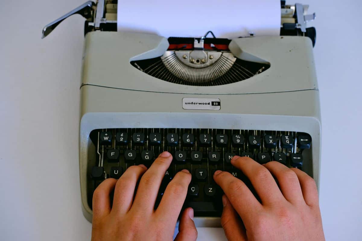 Mains tapant sur une machine à écrire vintage Underwood