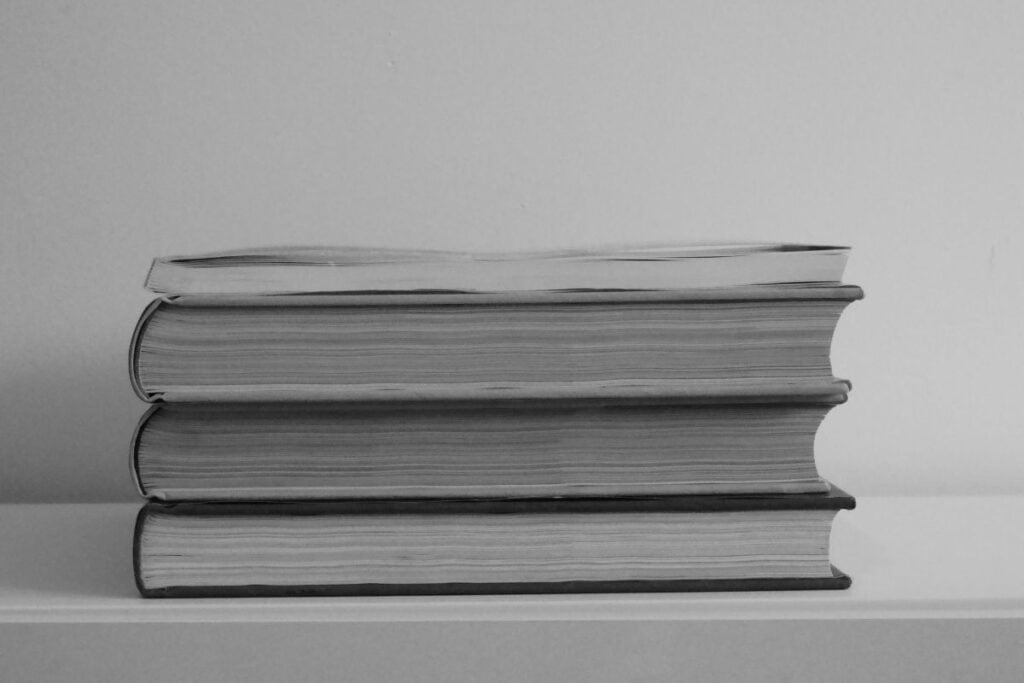 Pile de livres sur une table blanche