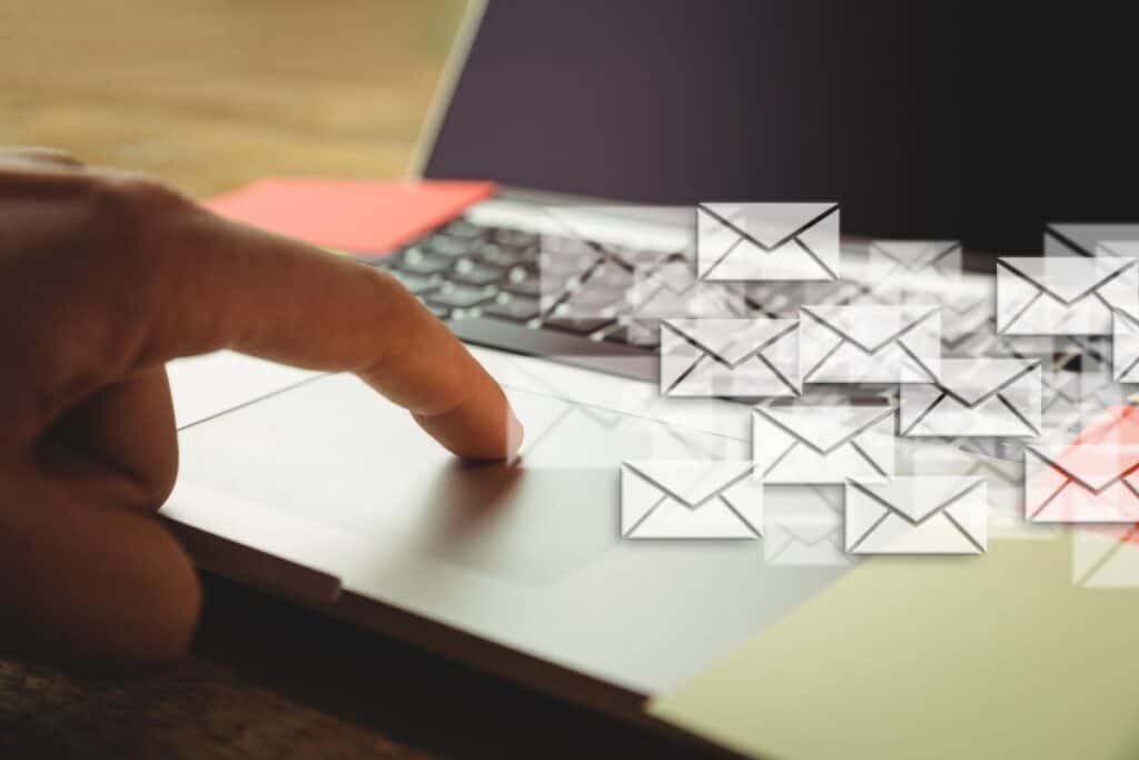 Laptop e muitos envelopes feitos à mão