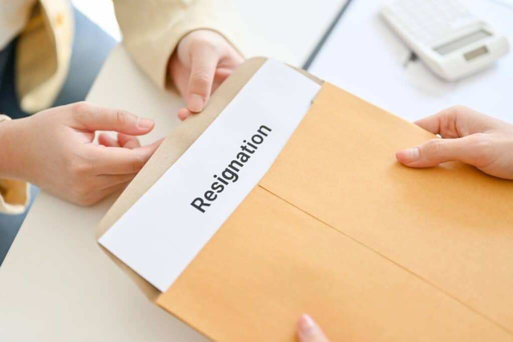 Cómo escribir una carta de dimisión en minutos: 5 Ejemplos 5 An office employee sending a resignation letter