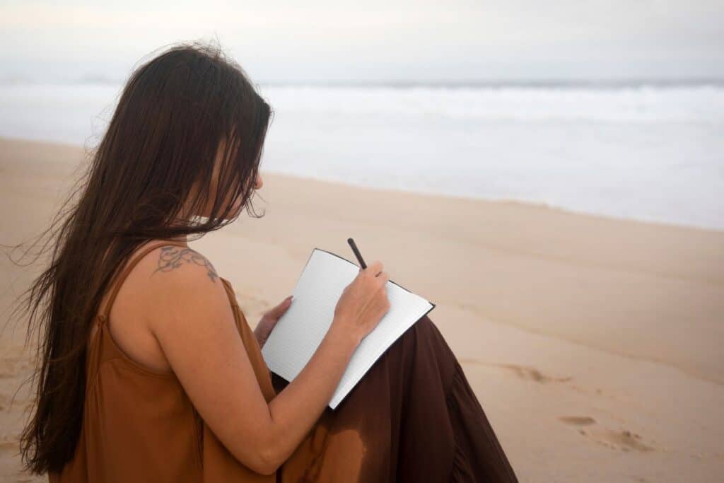 Cómo escribir un buen ensayo de autorreflexión: Ejemplos y consejos 4 Sad woman near sea