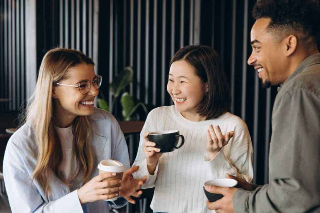 Cómo escribir una anécdota: Guía paso a paso 4 Diverse business team enjoying coffee break and sharing conversation