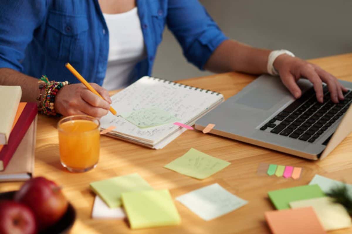 Wie man einen Expository Essay schreibt: Schritt-für-Schritt-Anleitung