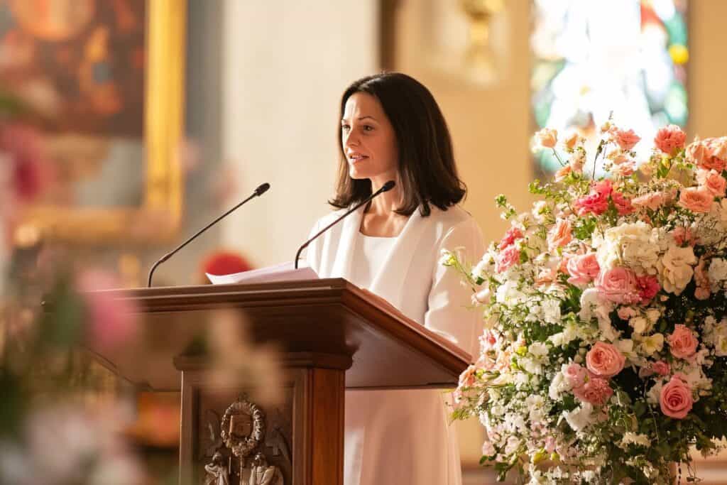 Como escrever um discurso: Estrutura, dicas e exemplos 6 Elegant woman delivering speech at church ceremony