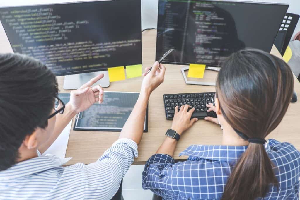 Las mejores aptitudes para un currículum y cómo destacarlas 7 High angle view of computer programmers coding in office