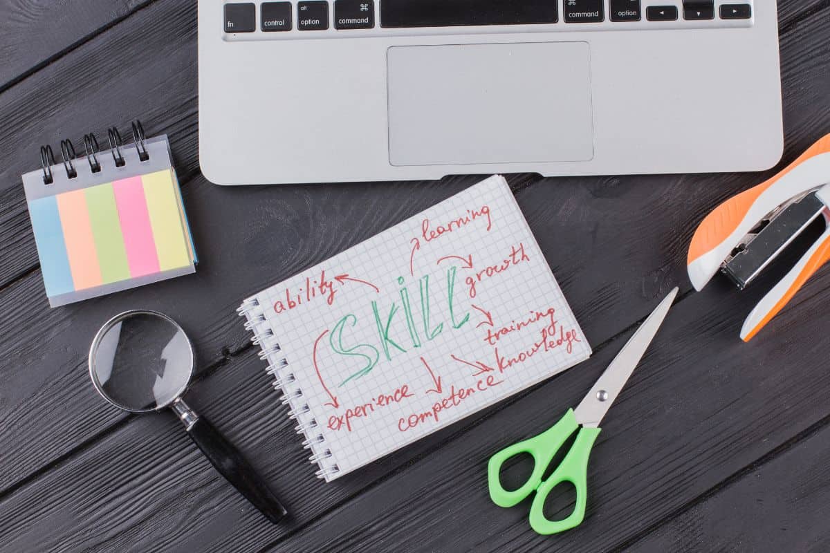 Las mejores aptitudes para un currículum y cómo destacarlas 4 Skills concept and stationery accessories flat lay