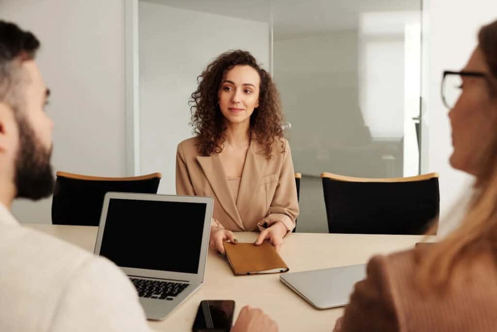 Was ist ein Panel-Interview? Fragen und erfolgreiche Antworten 5 Was ist ein Panel-Interview? Fragen & gewinnende Antworten Panel-Interview