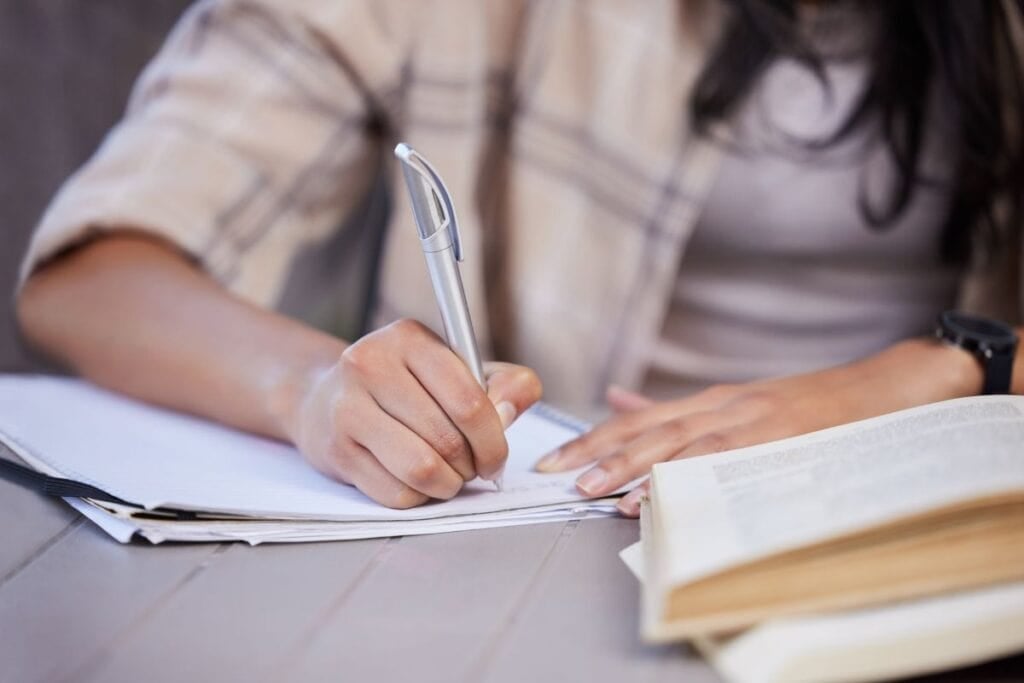 College-Aufsatz-Format: Aufbau, Tipps und Beispiele 5 Notebook girl and hand with studying on table for education learning