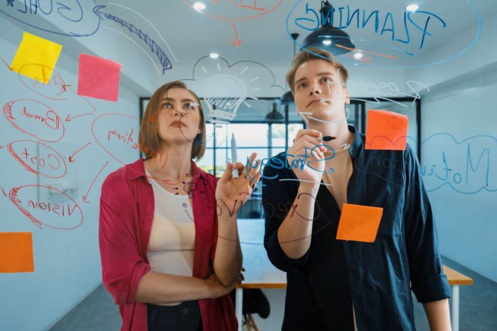 Die besten Beispiele für die Erstellung von Inhalten als Inspiration für Ihre Strategie 4 Couple of young creative start up business people brainstorming idea