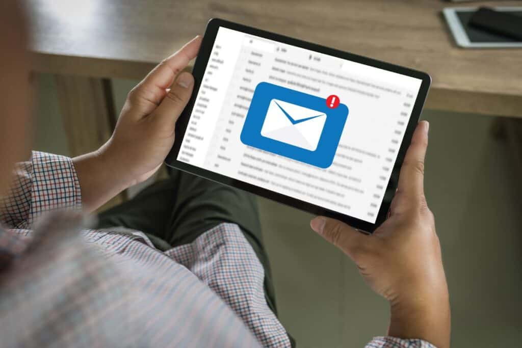 Wie man ein Stellenangebot annimmt: Tipps für E-Mail, Anruf und Brief 4 Mail communication connection message to mailing contacts