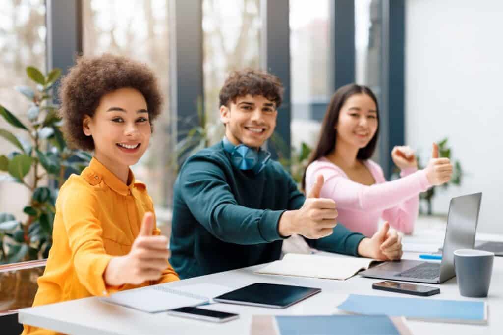 Comment obtenir un stage : Guide étape par étape 4 Multicultural students giving thumbs up at study session