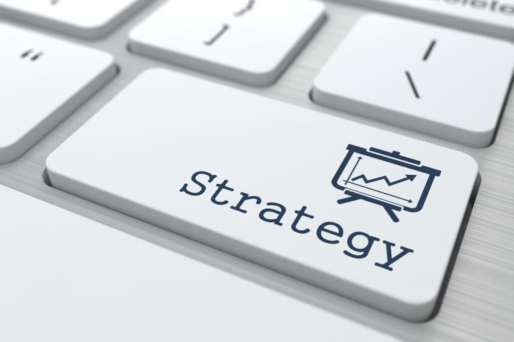 5 bewährte Marketing-Strategien für Unternehmenswachstum 8 Strategy"text button on modern computer keyboard