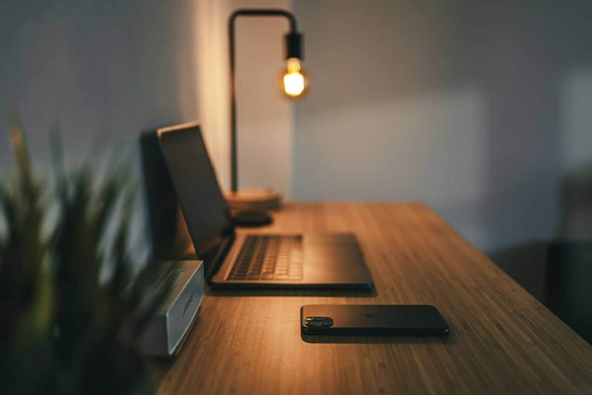 Un bureau de travail avec un ordinateur portable et un smartphone