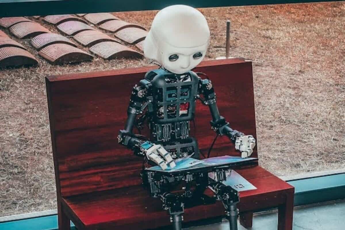 Roboter auf einer Bank sitzend