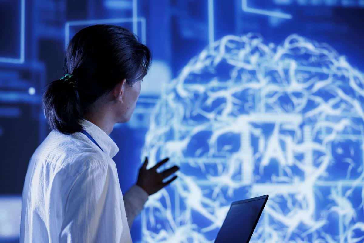 Immagine di una persona che sviluppa l'intelligenza artificiale