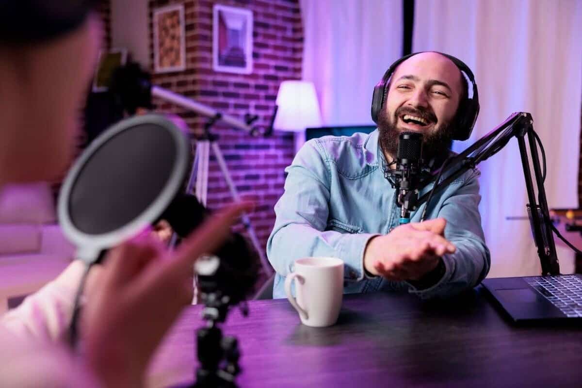 Immagine stock di un uomo che registra un podcast indossando le cuffie e parlando in un microfono