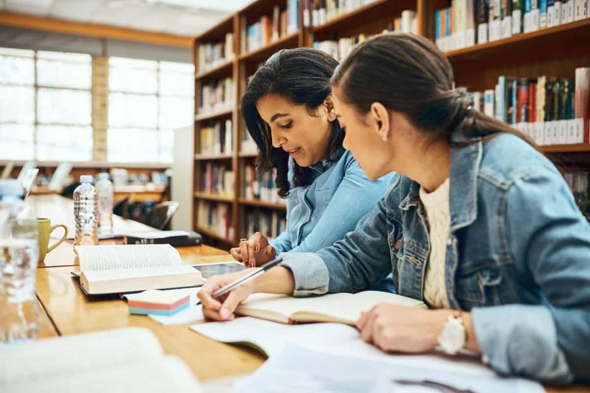 Bibliothèque de l'éducation et étudiante amie à l'université