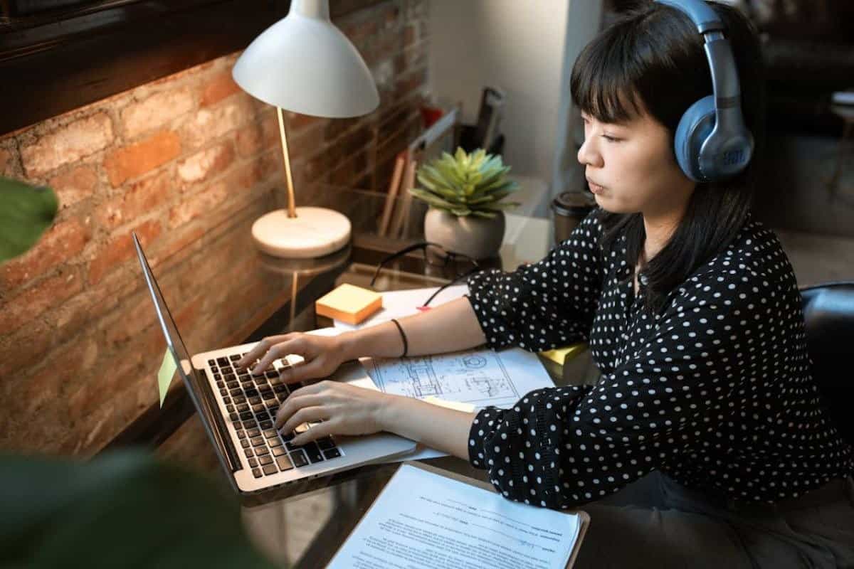 Image showing a woman working on her laptop
