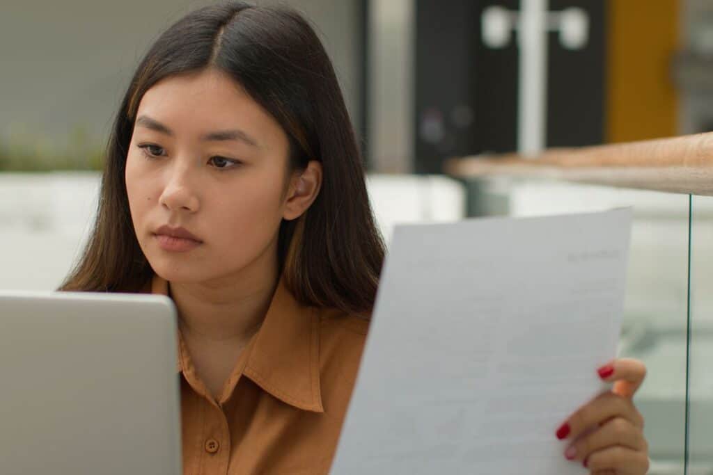 Nutzen Sie KI, um Ihren Lebenslauf im Jahr 2025 zu schreiben (oder zu verbessern) 5 Asian businesswoman working with papers