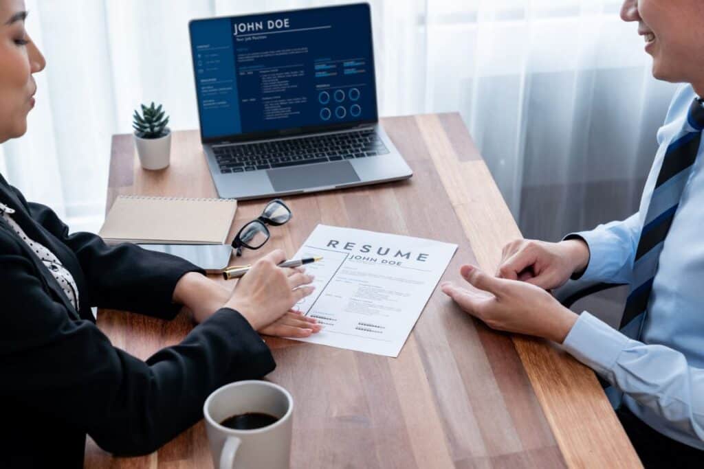 Nutzen Sie KI, um Ihren Lebenslauf zu schreiben (oder zu verbessern) im Jahr 2025 8 Conversational job interview between interviewer and candidate