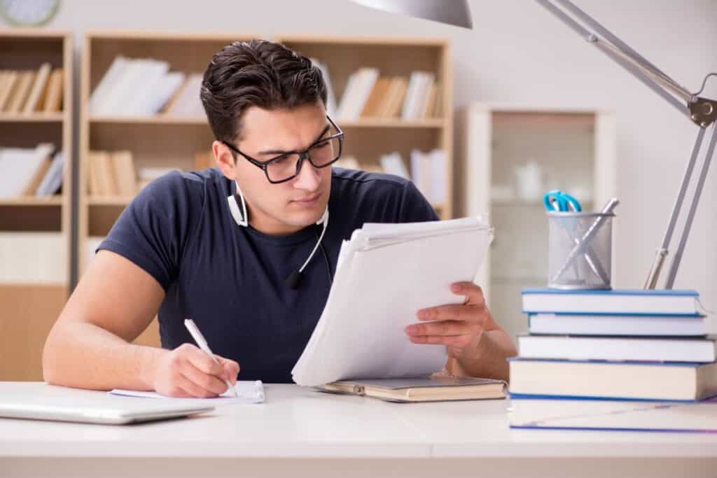 Erkennen von AI-Text: Eine schnelle und einfache Anleitung 4 Happy male student preparing for his exams