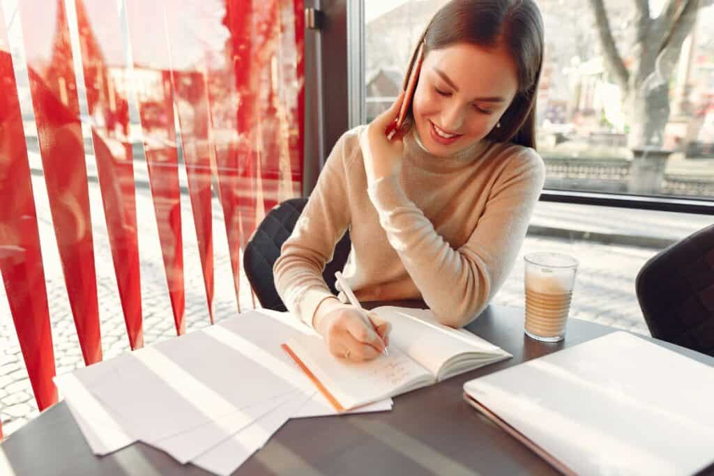 Cómo escribir un libro: Todo lo que necesita saber 4 Businesswoman working in a cafe