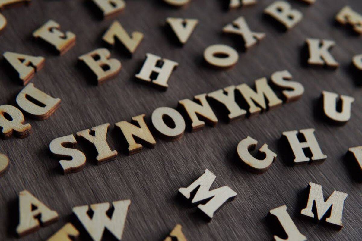 Imagem gerada por IA de peças do Scrabble soletrando a palavra 'Sinônimo'