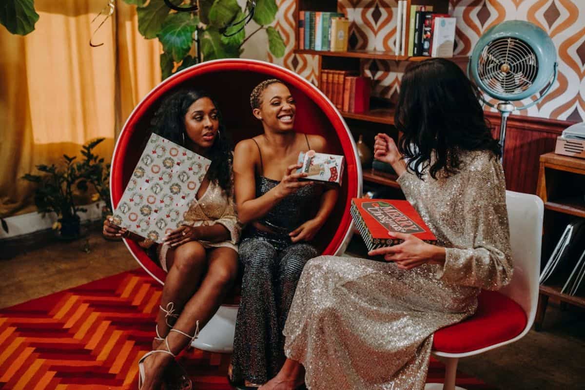 Photographie de femmes parlant tout en étant assises