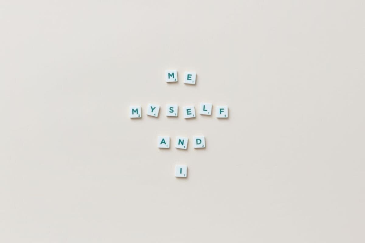 Palabras deletreadas con fichas de Scrabble