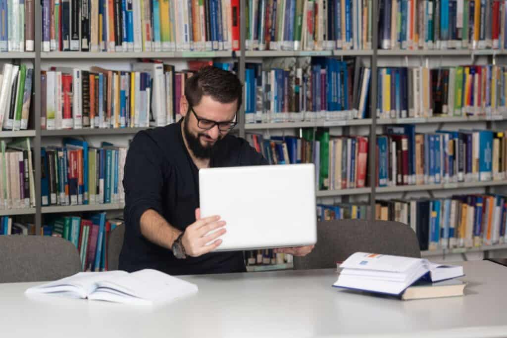 ¿Puede la IA escribir un libro? Sí, aquí tienes 7 pasos esenciales 4 Angry student wants to break his laptop