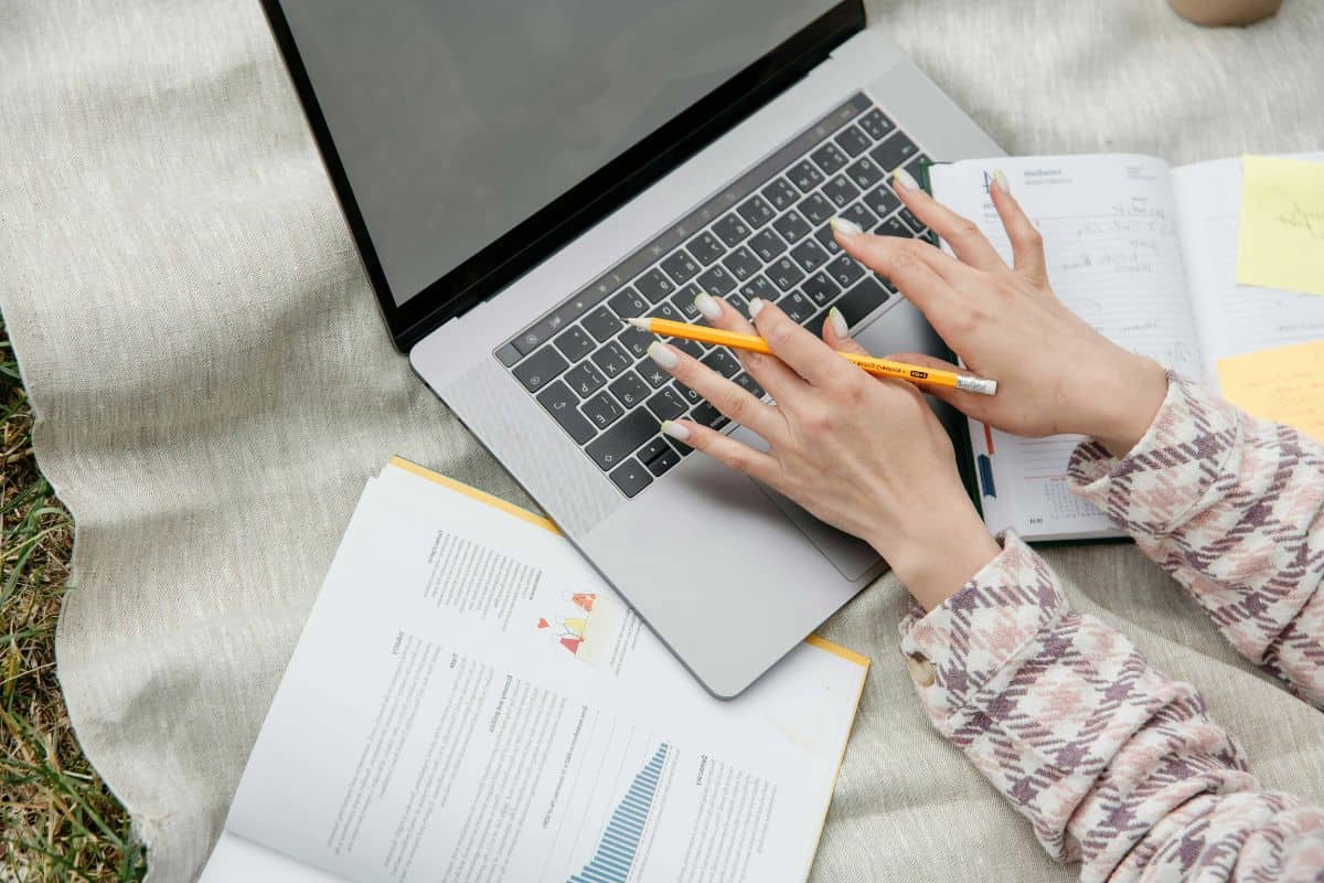How to Check for AI Content Without AI Detectors: 5 Best Alternatives
