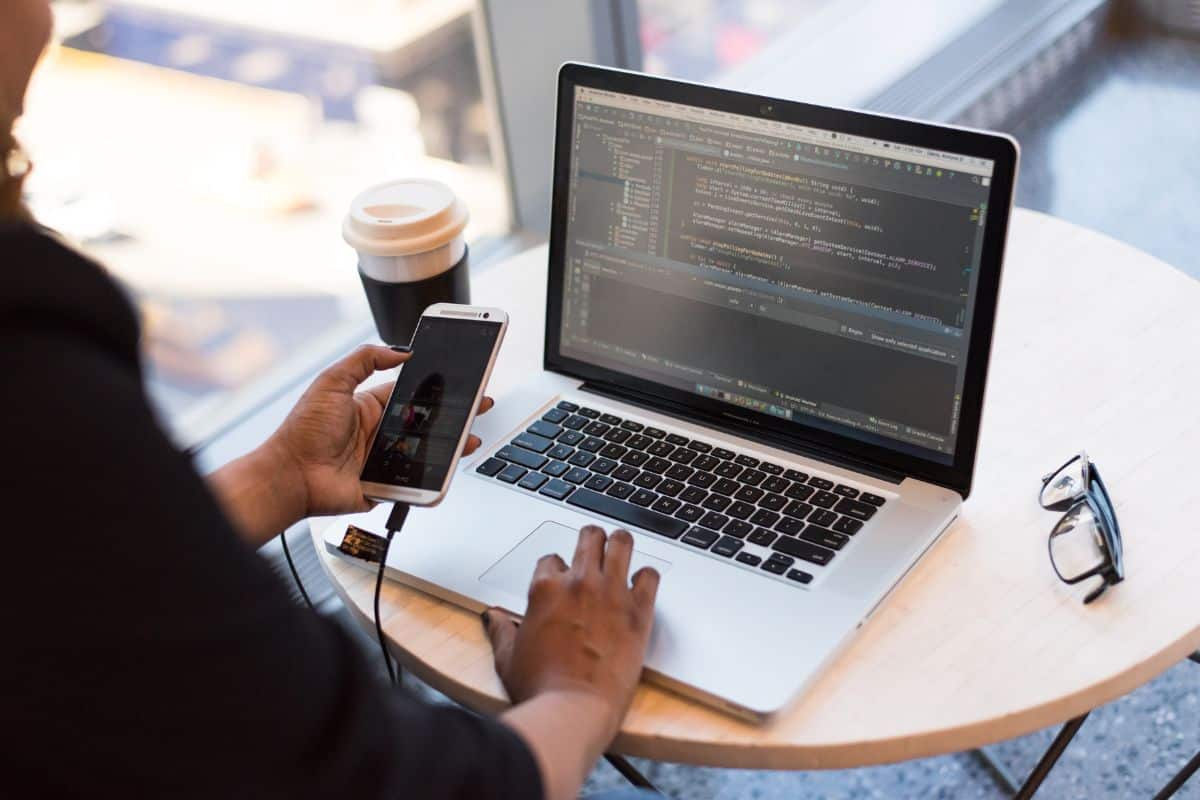Mujer trabajando en un portátil, posiblemente codificando o realizando tareas de programación.