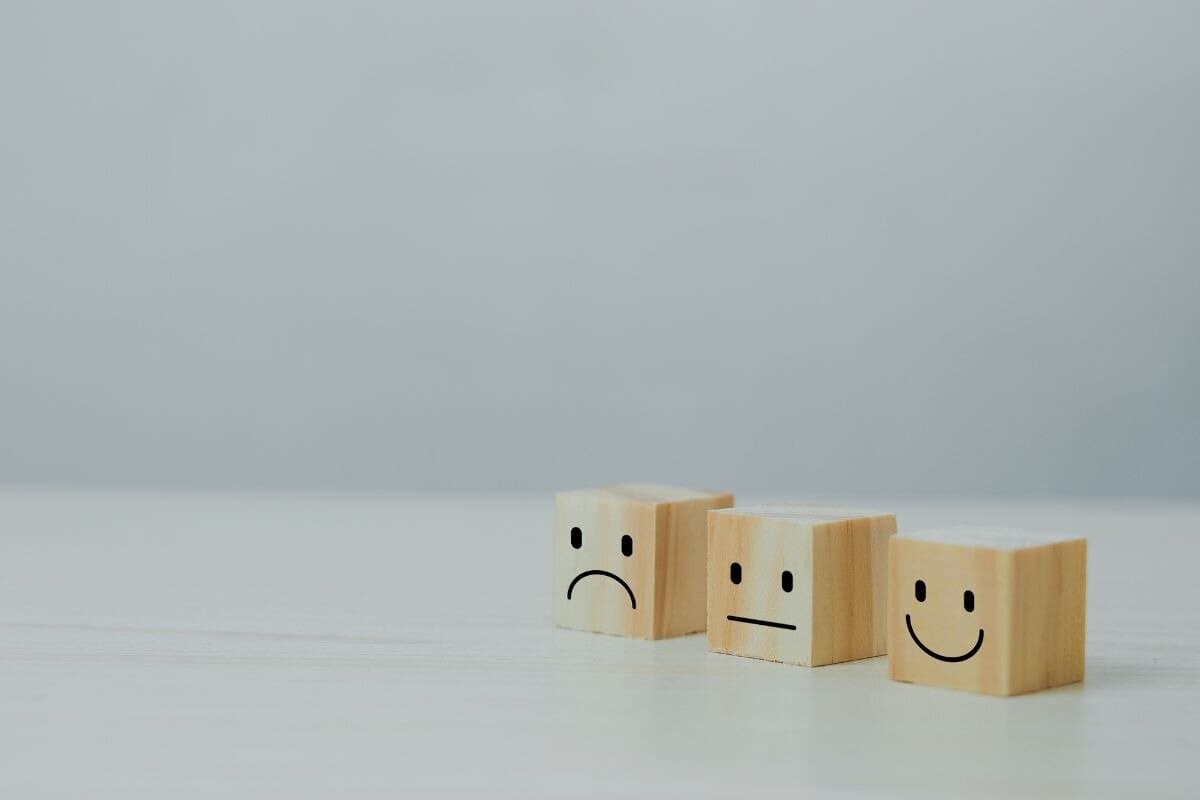 Mini piastrelle in legno con vari simboli emoji