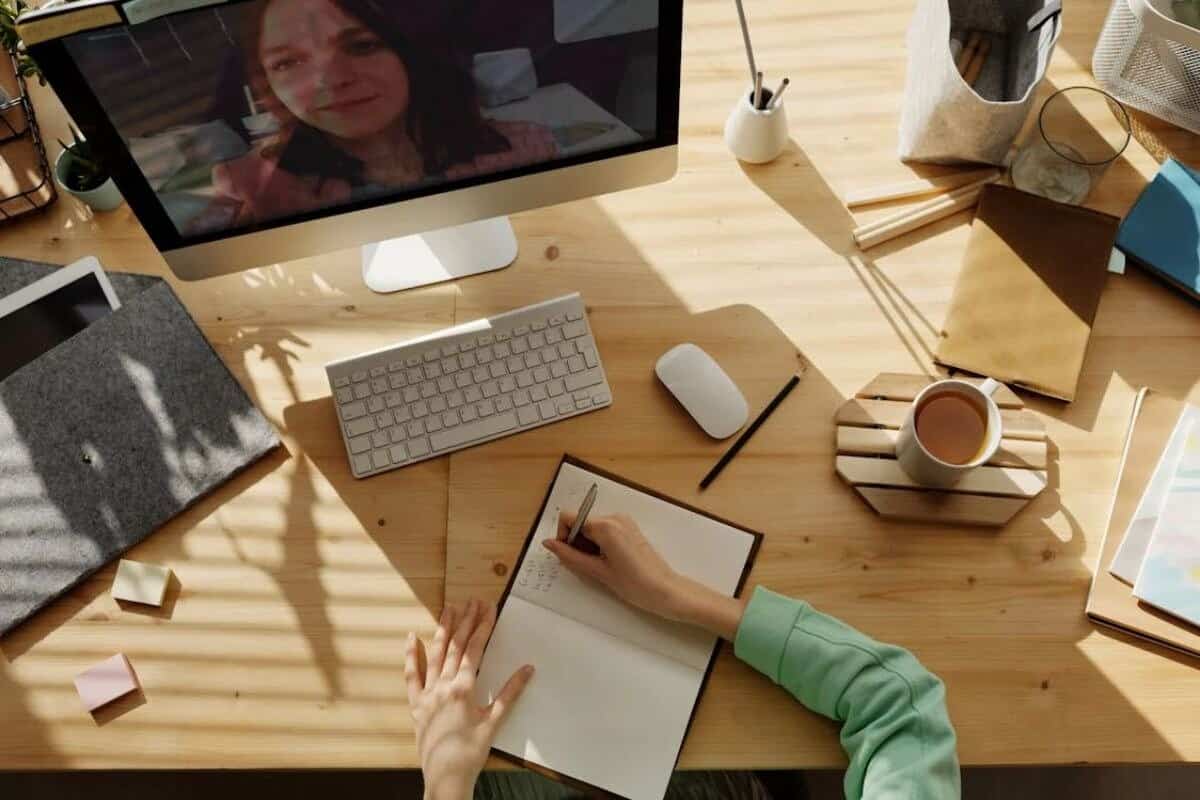 Persona escribiendo en un cuaderno