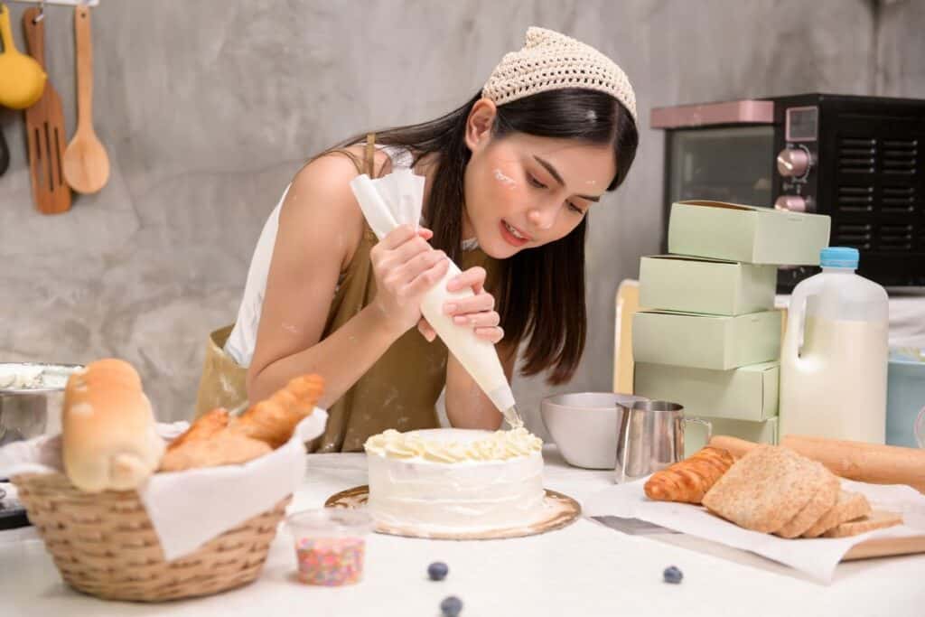 La clause adjective : Qu'est-ce que c'est et comment l'utiliser 6 Young beautiful woman is baking
