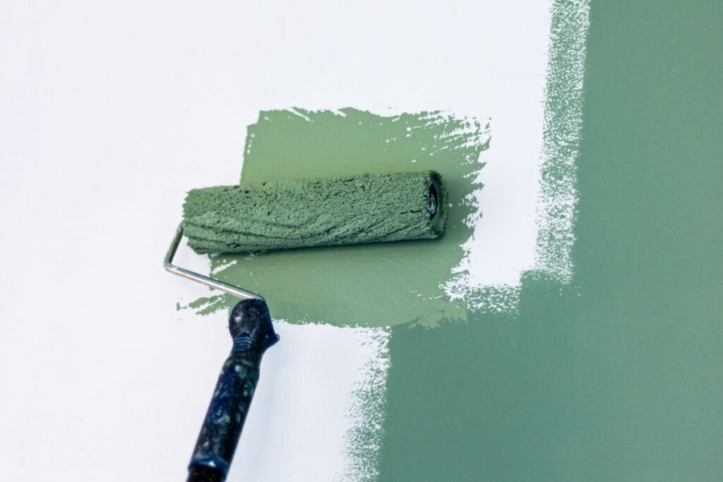 Paiting the wall with green paint