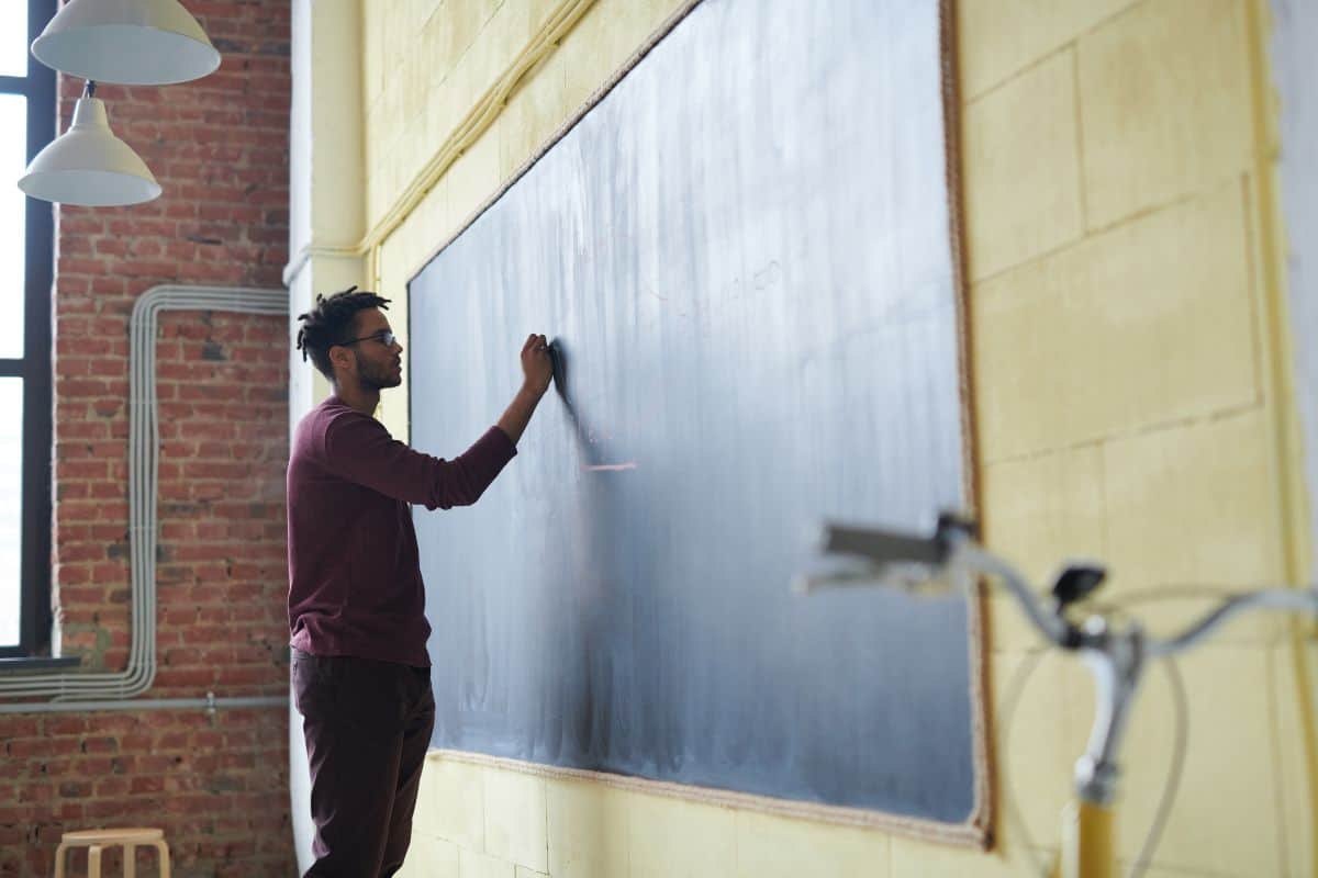 Professore che scrive su una lavagna durante una lezione