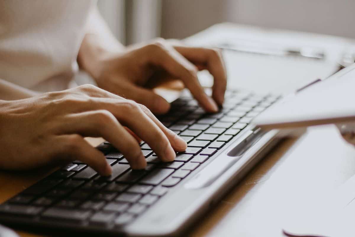 Mani che digitano su una tastiera
