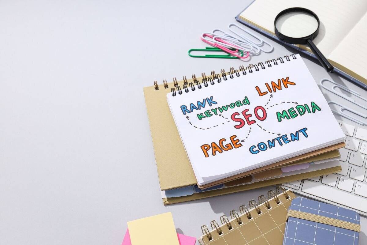 Carnet de notes avec les mots "SEO types" écrits à la main sur une page