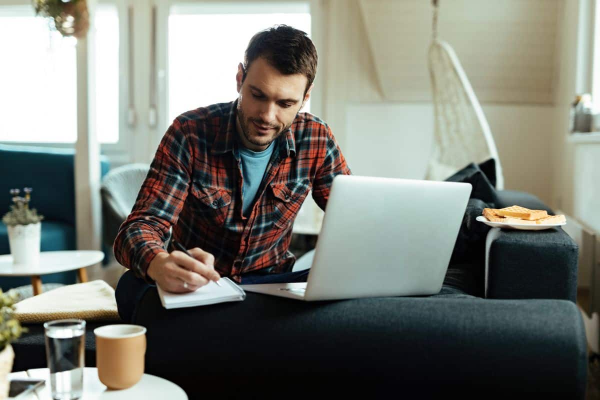 How to Detect AI Writing in 2025: Full Guide