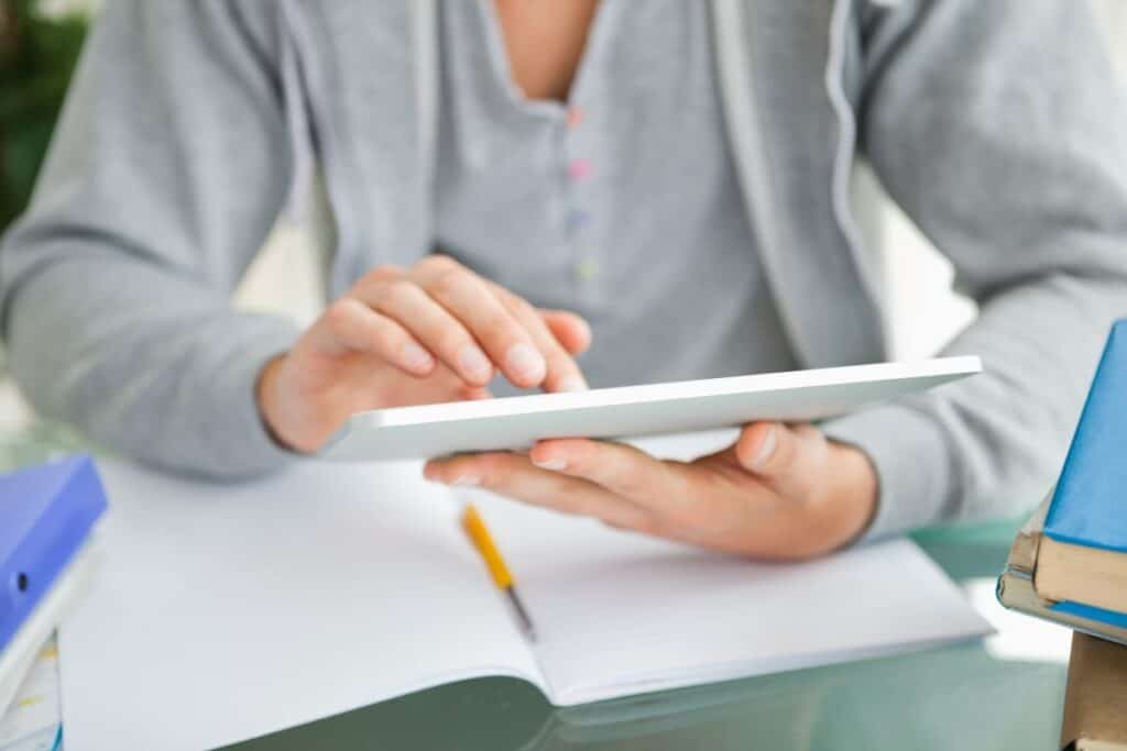 ¿Cómo escribir un eBook para Amazon? Guía paso a paso 7 Close-up of a student using a touch pad