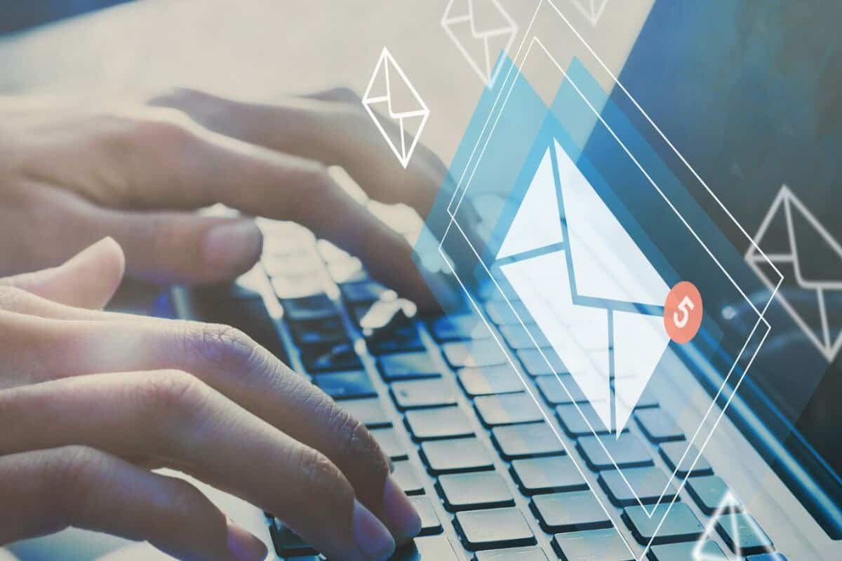 Personne tapant sur un ordinateur portable avec une notification de courrier électronique à l'écran