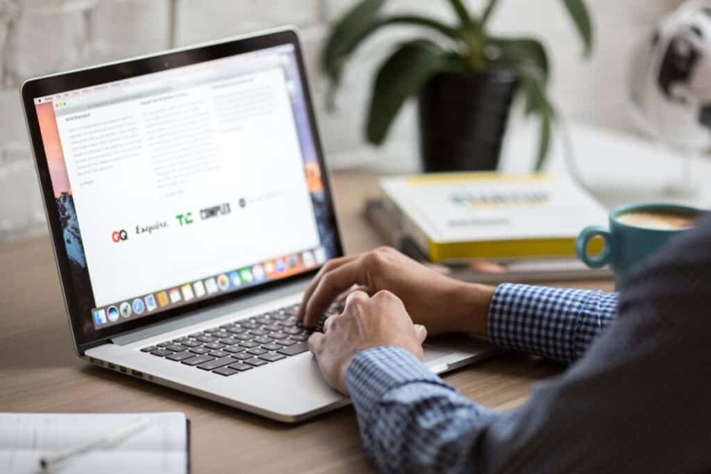 Comment se présenter dans un e-mail (+Exemples) 2 Comment se présenter dans un e-mail (+Exemples) se présenter dans un e-mail