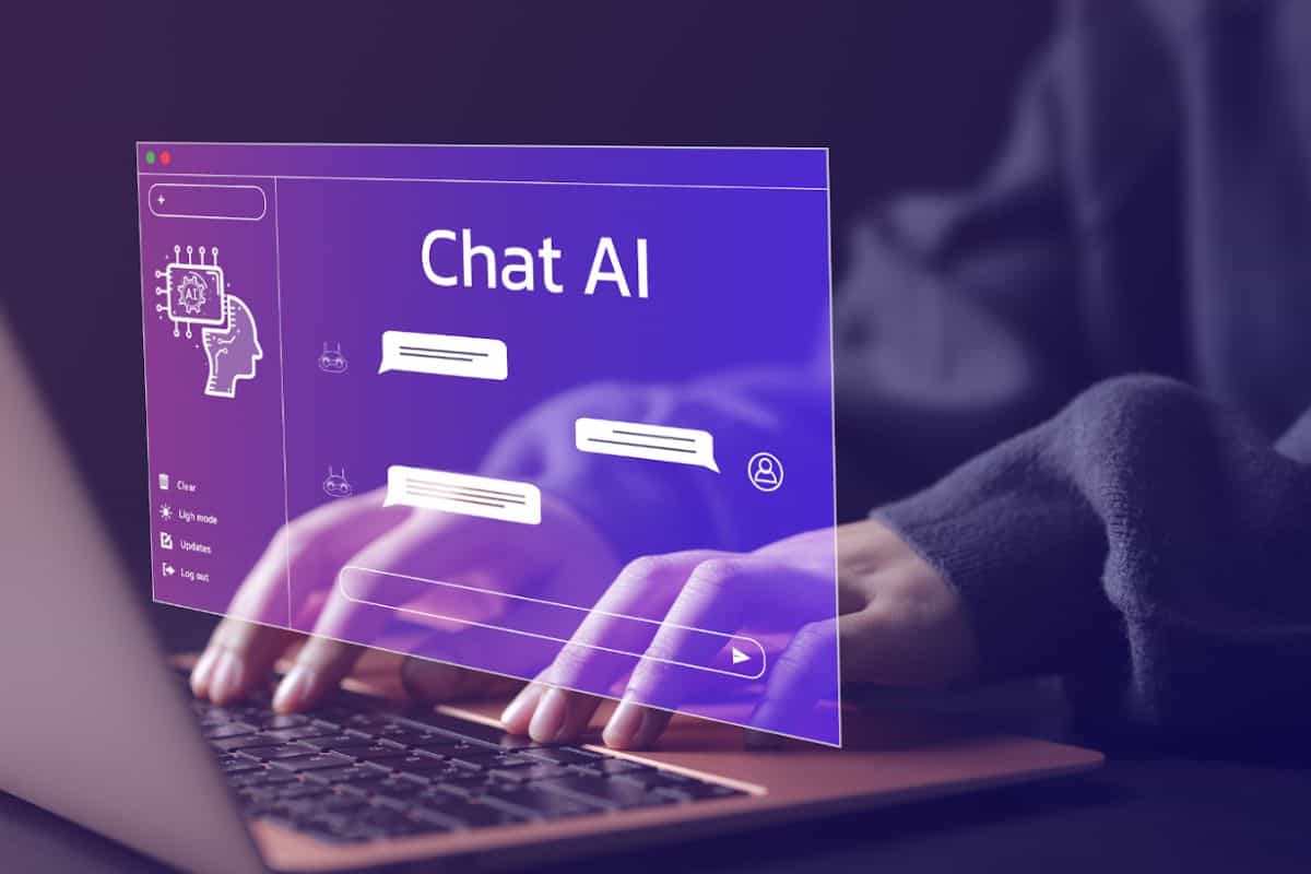 Personne tapant sur un ordinateur portable avec l'aide de Chat AI