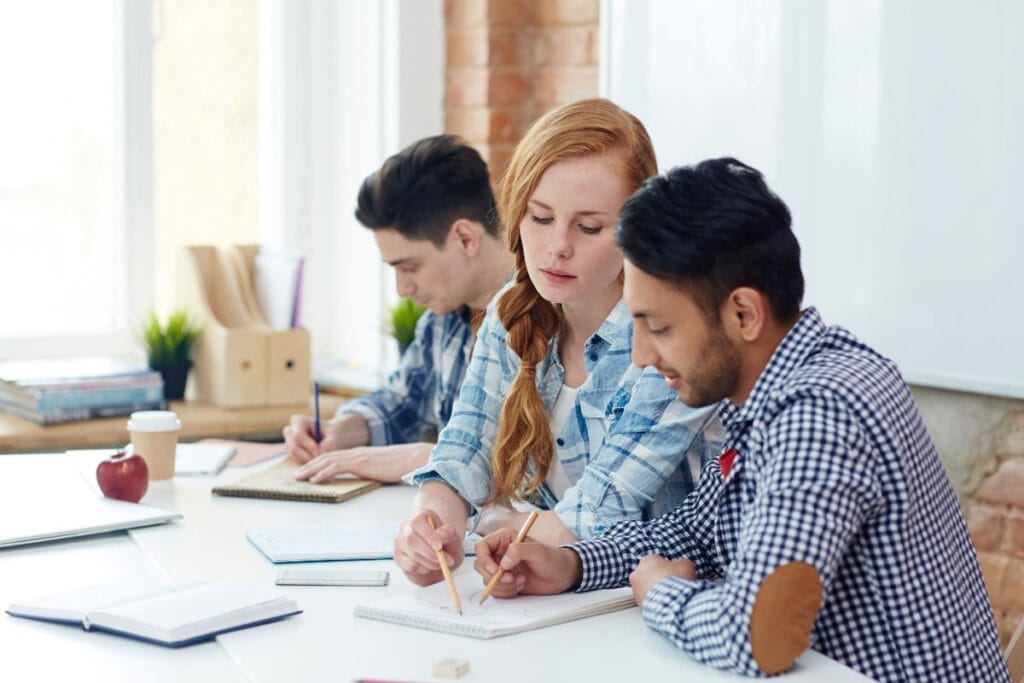 Estrutura de frases paralelas: Guia com exemplos 4 Alunos criativos