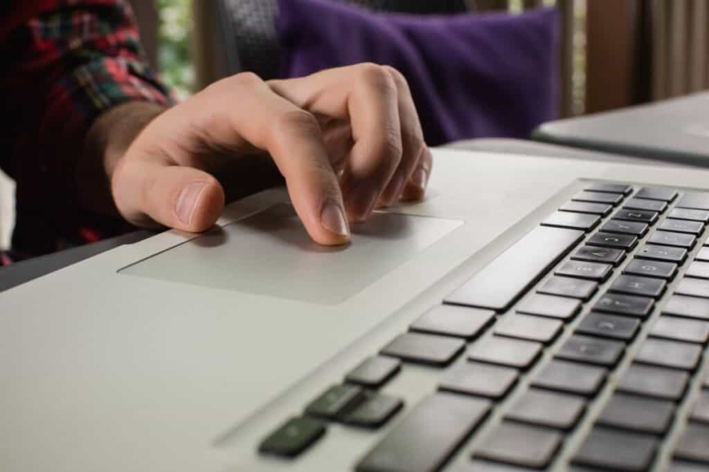 Come migliorare i risultati utilizzando il generatore di prompt AI Guida 2 Uomo che usa il computer portatile in un bar
